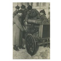 Жизнь красной армии. Изучает трактор. Почтовая карточка. Союзфото. СССР 1932 г.