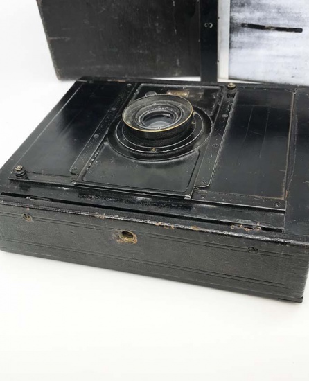 f_catalog_content_7077_3 Складная форматная камера «Goerz-Anschutz Angо». Шильдик с надписью «Т. И. Лазаревъ…». Германия 1908–1915 гг.