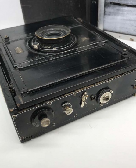 f_catalog_content_7077_6 Складная форматная камера «Goerz-Anschutz Angо». Шильдик с надписью «Т. И. Лазаревъ…». Германия 1908–1915 гг.