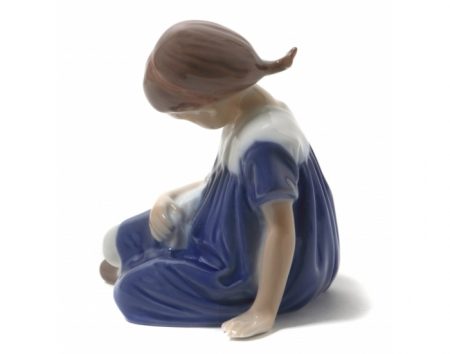 f_catalog_content_8527_2 Девочка с куклой сидит. Bing & Grondahl. Копенгаген. Дания