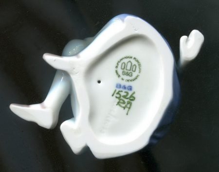 f_catalog_content_8527_5 Девочка с куклой сидит. Bing & Grondahl. Копенгаген. Дания