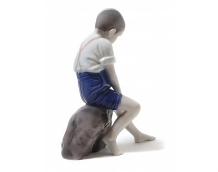 f_catalog_content_8586_4 Мальчик сидит на камне. Bing & Grondahl. Копенгаген. Дания