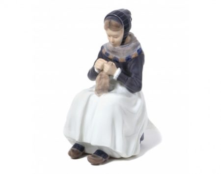 f_catalog_content_8590_2 Девушка с рукоделием. Royal Copenhagen. Копенгаген. Дания