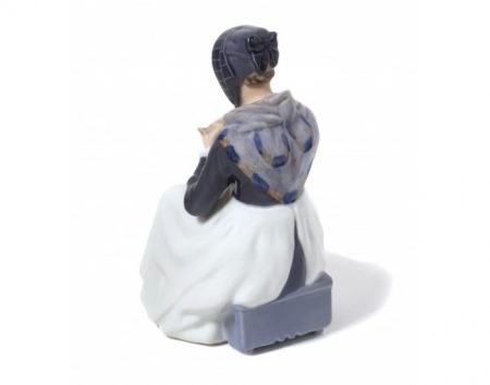 f_catalog_content_8590_3 Девушка с рукоделием. Royal Copenhagen. Копенгаген. Дания
