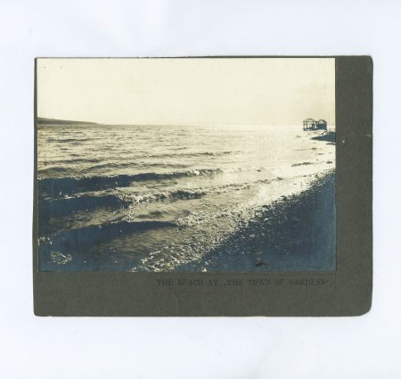 Фото. Владивосток. ДВ до 1922. The beach at "The town of gardens"/Пляж рядом с Садгородом. Ч/б. Пасп
