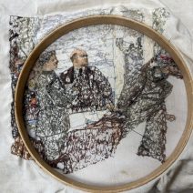 Вышивка гладью "Ленин и Сталин". Дерево, пяльцы, гладь, ткань шелк, мулине. СССР (предположительно 1941 г.)