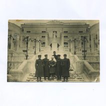 Фотография Владивосток. Санаторий "Океанский". Врач с военными. СССР, декабрь 1948 г.