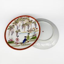 Тарелка "Девушки в винограднике". Япония 1950-е гг.