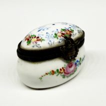 Шкатулка мини (таблетница) с цветочным орнаментом. Европа, конец XX в.