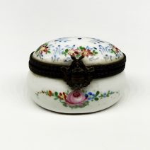 Шкатулка мини (таблетница) с цветочным орнаментом. Европа, конец XX в.