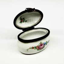 Шкатулка мини (таблетница) с цветочным орнаментом. Европа, конец XX в.