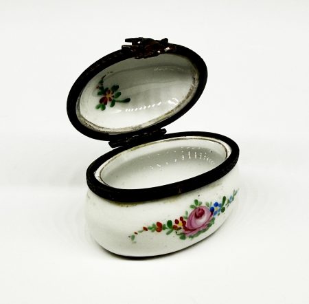 IMG_0248 Шкатулка мини (таблетница) с цветочным орнаментом. Европа, конец XX в.