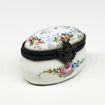Шкатулка мини (таблетница) с цветочным орнаментом. Европа, конец XX в.