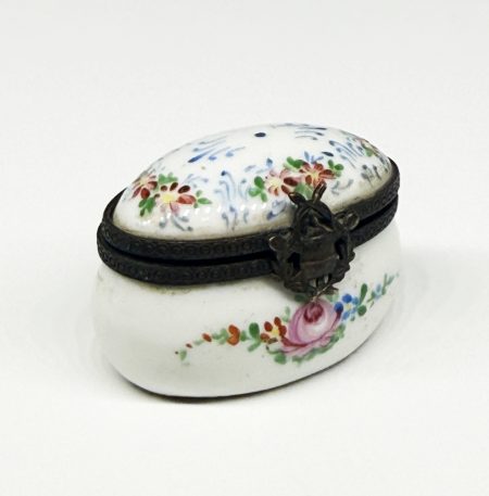 Шкатулка мини (таблетница) с цветочным орнаментом. Европа, конец XX в.