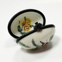 Шкатулка мини (таблетница) "Птица" с подписью. Европа, конец XX в.