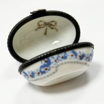 Шкатулка мини (таблетница) "Птица" с подписью. Европа, конец XX в.