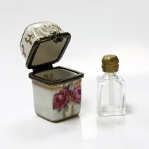 Шкатулка мини с флаконом для духов с розами. Европа, конец XX в.