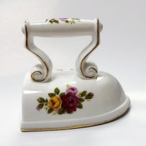 Миниатюра "Утюг". Англия, Cottage Rose. Конец XX в.