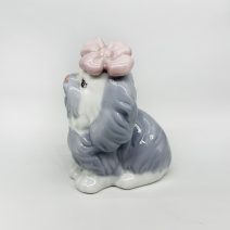 Собака Болонка серая с бантом. Азия, 2000-е гг.