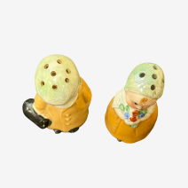 Солонка и перечница "Девочка с букетом и мальчик с портфелем". Германия 1930-е гг.