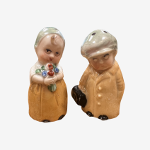 Солонка и перечница "Девочка с букетом и мальчик с портфелем". Германия 1930-е гг.