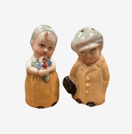 Солонка и перечница "Девочка с букетом и мальчик с портфелем". Германия 1930-е гг.