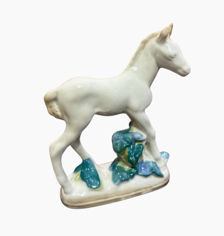 Жеребенок в цветах белый. СССР 1950-1970 гг.