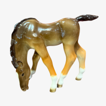 Жеребенок пасущийся гнедой. ЛФЗ. СССР 1970-е гг.