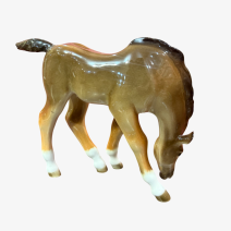 Жеребенок пасущийся гнедой. ЛФЗ. СССР 1970-е гг.