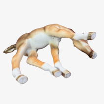 Жеребенок пасущийся гнедой. ЛФЗ. СССР 1970-е гг.