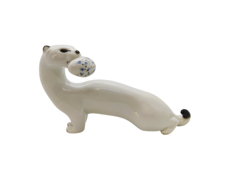 Горностай (Ласка) с яйцом. Ленинградский фарфоровый завод имени М. В. Ломоносова (ЛФЗ).