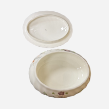 Шкатулка белая Wedgwood с рельефом и цветами. Англия, вторая половина XX в.