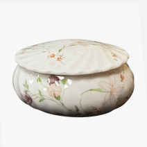 Шкатулка белая Wedgwood с рельефом и цветами. Англия, вторая половина XX в.