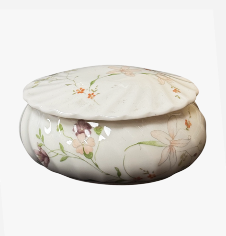 Шкатулка белая Wedgwood с рельефом и цветами. Англия, вторая половина XX в.