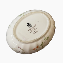 Шкатулка белая Wedgwood с рельефом и цветами. Англия, вторая половина XX в.