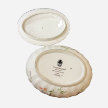 Шкатулка белая Wedgwood с рельефом и цветами. Англия, вторая половина XX в.