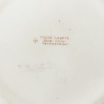 Шкатулка с крышкой Trude Crafts с изображением букета цветов и бабочек. Penmaenmawr, Уэльс. Великобритания, вторая половина XX в.