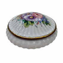 Шкатулка белая Limoges с рельефом и цветами. Франция, Лимож. Вторая половина XX в.