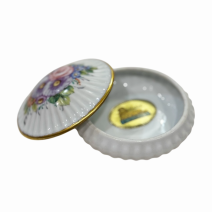 Шкатулка белая Limoges с рельефом и цветами. Франция, Лимож. Вторая половина XX в.