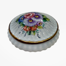 Шкатулка белая Limoges с рельефом и цветами. Франция, Лимож. Вторая половина XX в.