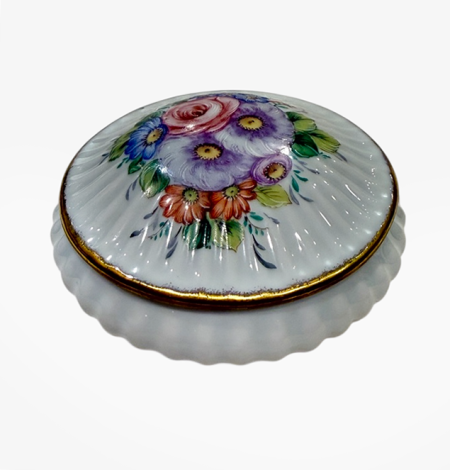 Шкатулка белая Limoges с рельефом и цветами. Франция, Лимож. Вторая половина XX в.