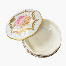 Шкатулка белая Limoges с золочением и цветами. Франция, Лимож. Вторая половина XX в.