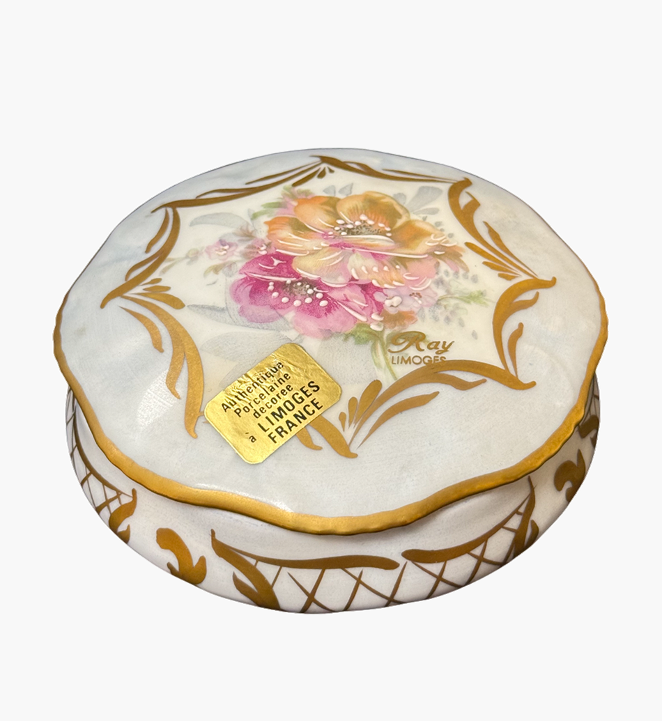 Шкатулка белая Limoges с золочением и цветами. Франция, Лимож. Вторая половина XX в.