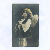 Открытка пасхальная "Христос Воскресе!" Девушка в желтой косынке с яйцом. Российская Империя до 1917 г.