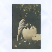 Открытка пасхальная "Со светлой Пасхой!" Дети в яйце. Российская Империя до 1917 г.