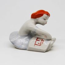 Девочка с книгой. Городницкий фарфоровый завод, СССР Украина 1960-1970 гг.