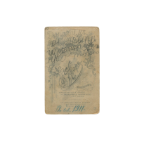 РИ. Квар Ф. Девочка за столиком в белом платье и с бантом. Кронштадт. 1911 г. 6,5 х 10,5 см