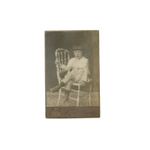РИ. Квар Ф. Мальчик на стуле. Кронштадт. 1914 г. Ч/б. 6,5 х 10,5 см