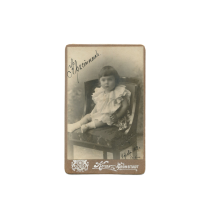 Фотография. Портрет малыша на стуле (Крестник Вовочка Ульский). Ф. Квар. Кронштадт, Российская империя, 1912 г.