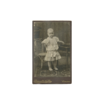 РИ. Thorvald Nyblin (Торвальд Нюблин). Ребенок в платье у стола. Выборг. До 1917 г. Ч/б. 6,5 х 10,5 см